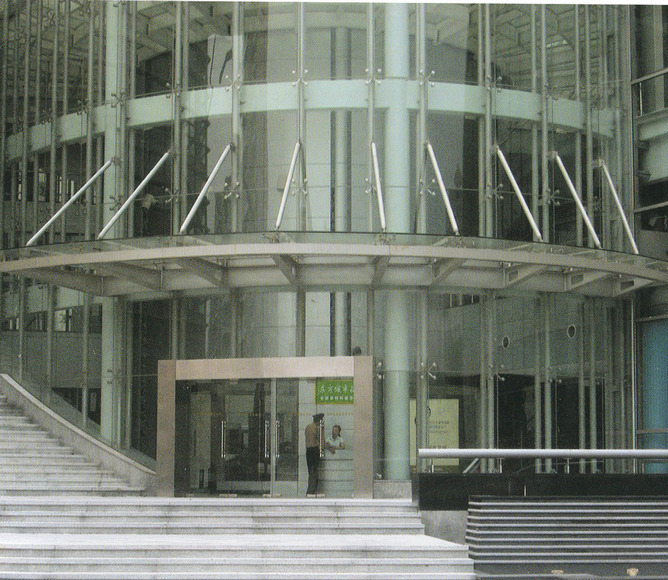 旋轉(zhuǎn)門與工業(yè)門 功能、差異與應(yīng)用場景解析